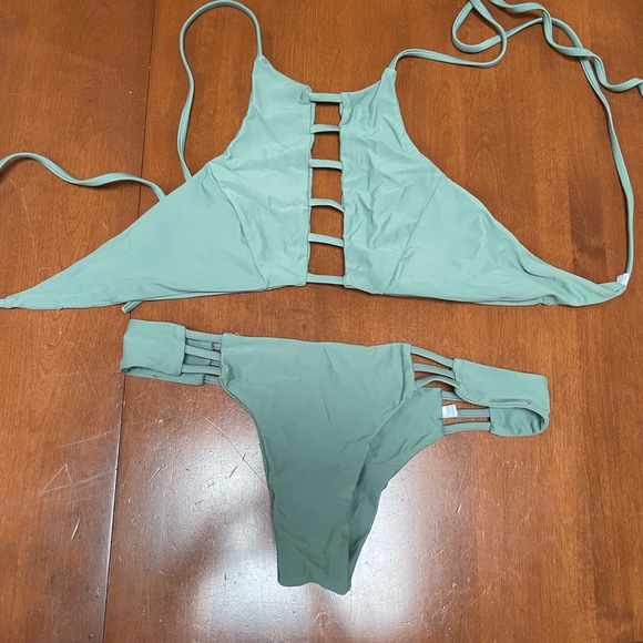 Green bikini - Picture 2 of 3